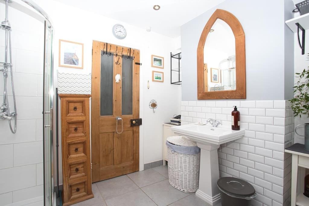 Restful And Cosy 4 Bed Home Minutes From The Beach Sandgate Dış mekan fotoğraf