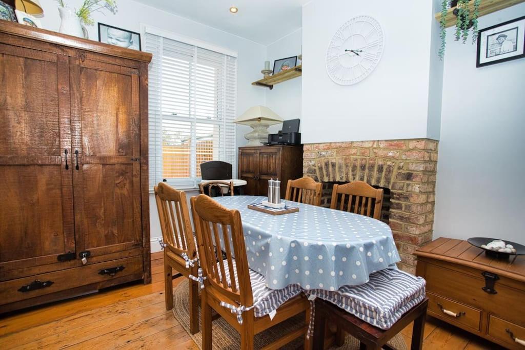 Restful And Cosy 4 Bed Home Minutes From The Beach Sandgate Dış mekan fotoğraf