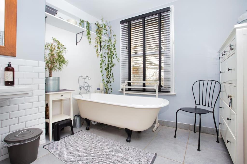 Restful And Cosy 4 Bed Home Minutes From The Beach Sandgate Dış mekan fotoğraf
